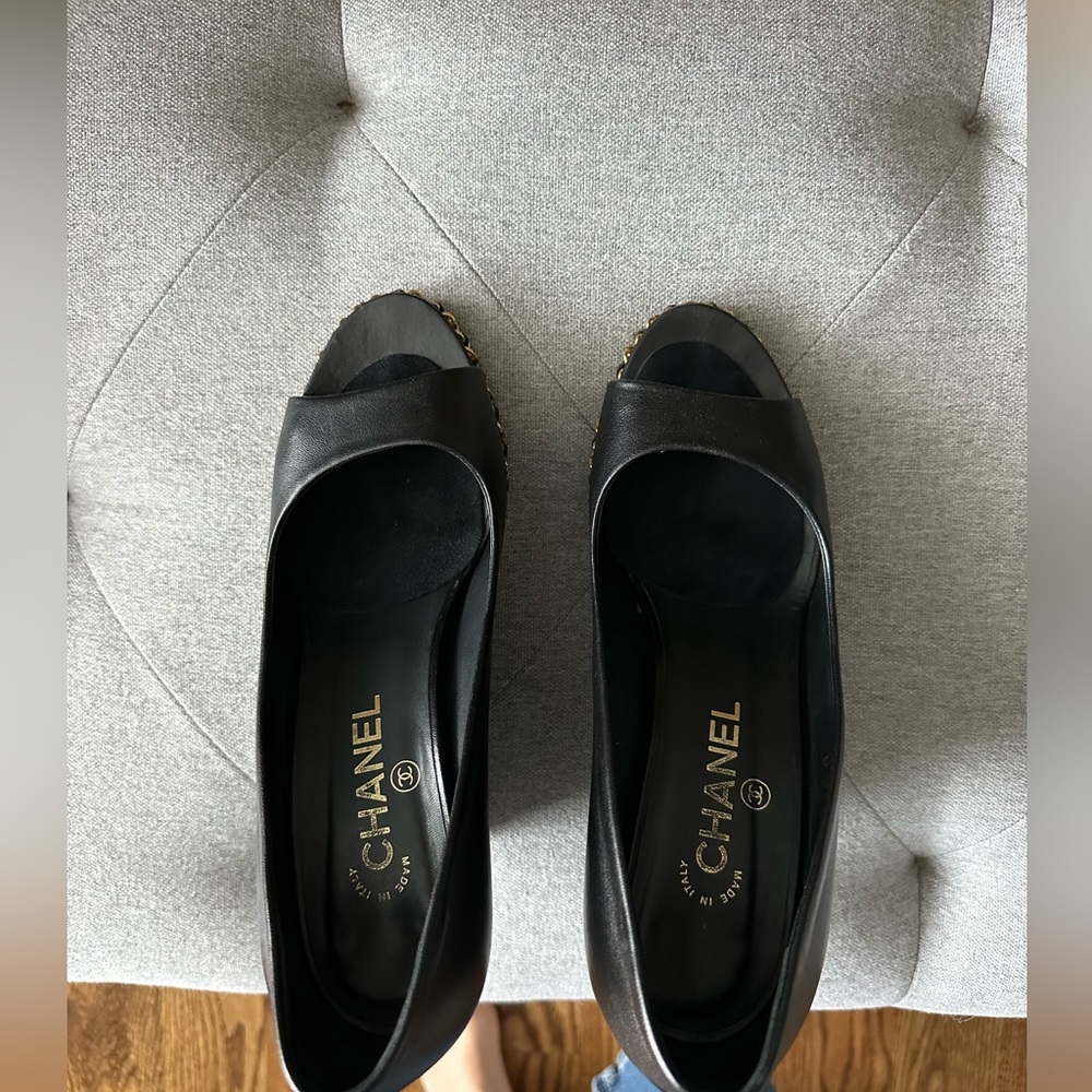 Chanel rope chain border black leather wedges